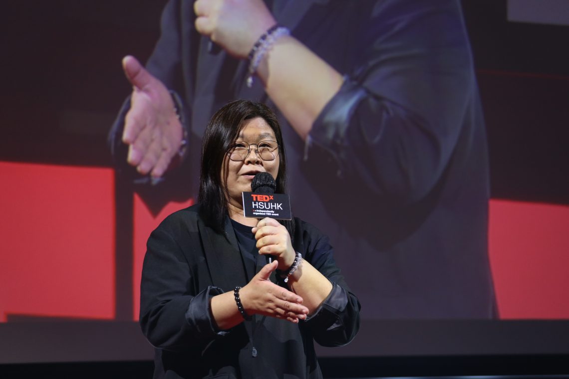 花姐 (黃慧君) 以Stranger in the mirror為題,分享面對人生中不同高低起伏。她寄語:即使是低谷,其實都可以認識到新的自己。