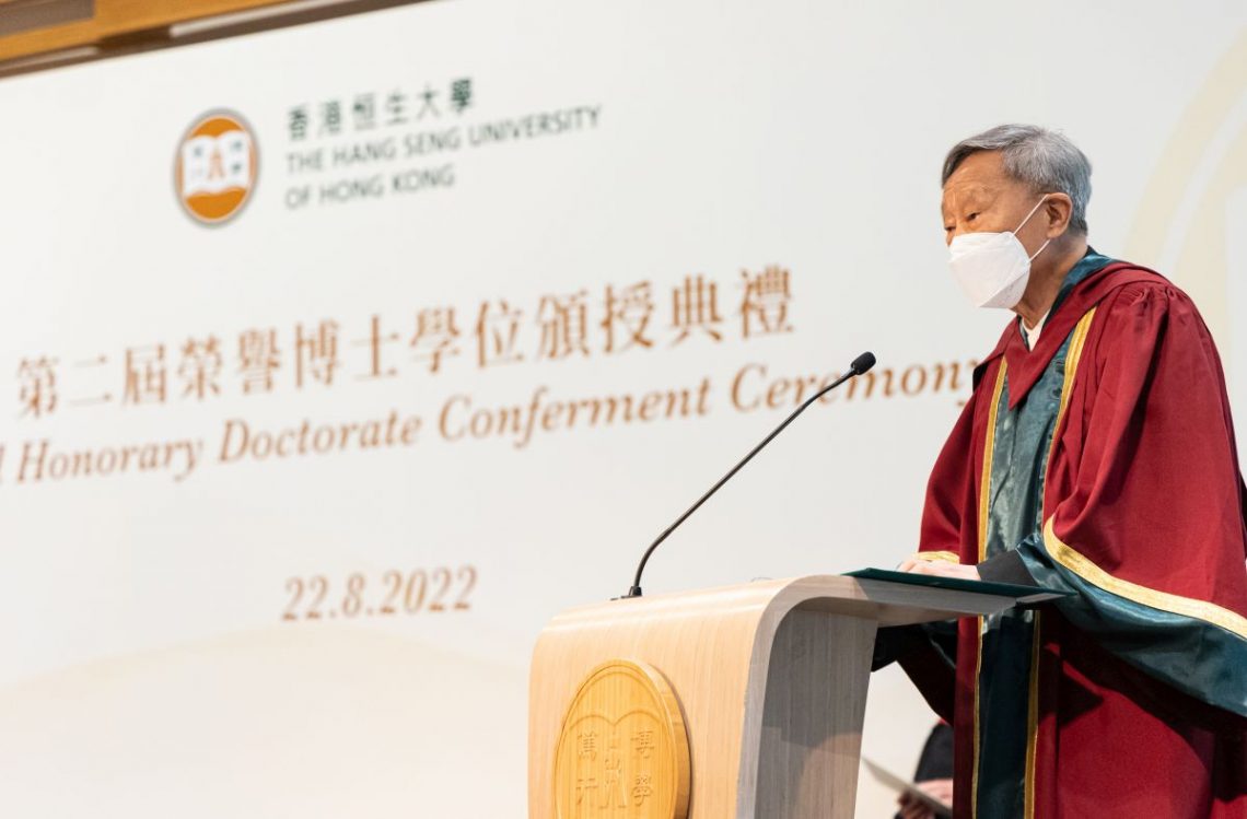 Professor Leo LEE delivers his speech on behalf of the four recipients.