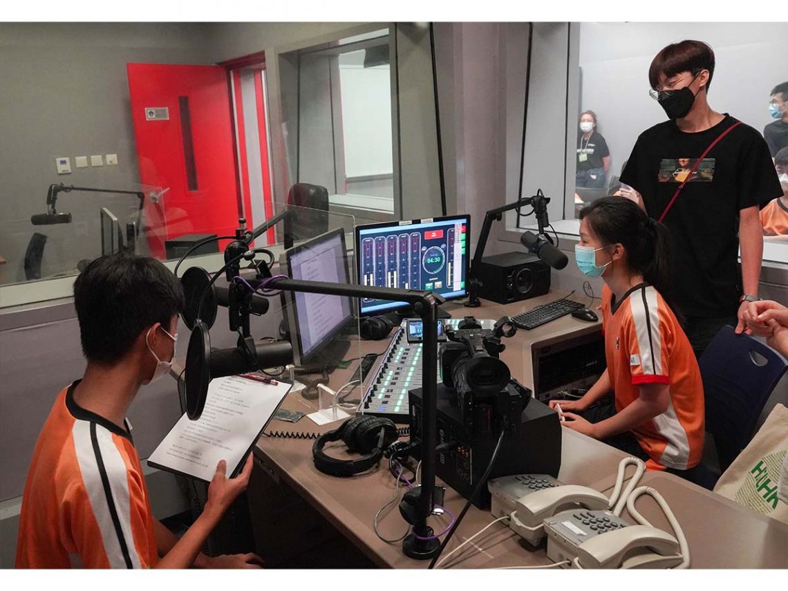 同學在電台廣播培訓中心體驗專業器材。