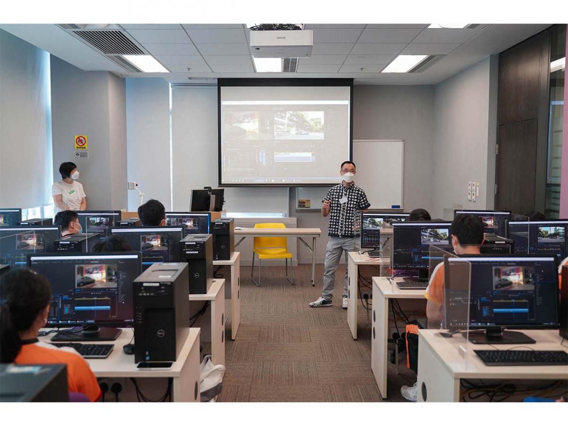 傳播學院助理教授張國威博士為學生介紹備有多媒體專業製作軟件的電腦。