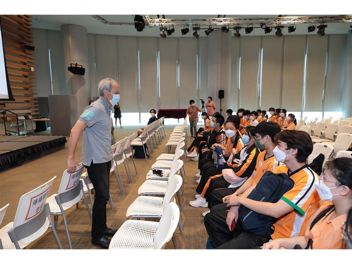 Students seize the chance to chat with Dr Fred Luk, Senior Lecturer of SCOM.