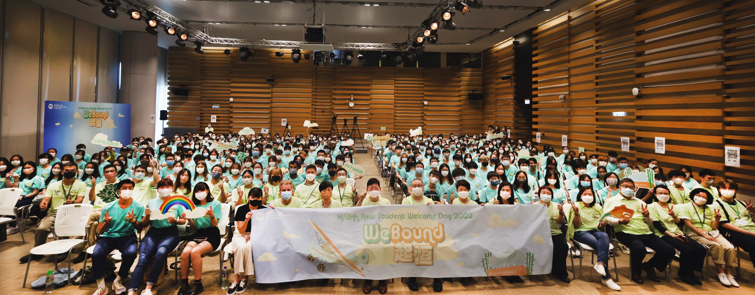 A happy gathering on the New Student Welcome Day.
