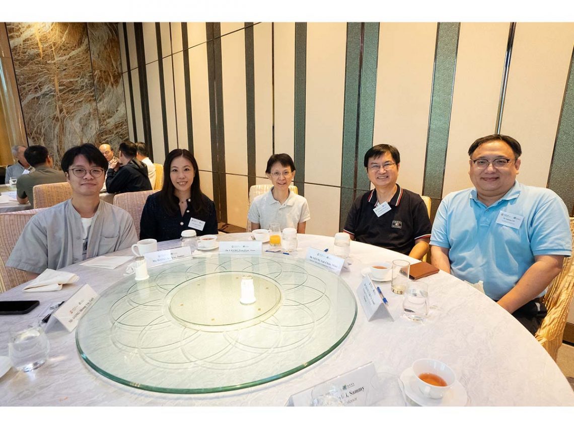 The guests and SCOM staff members lunch together after the discussion session.