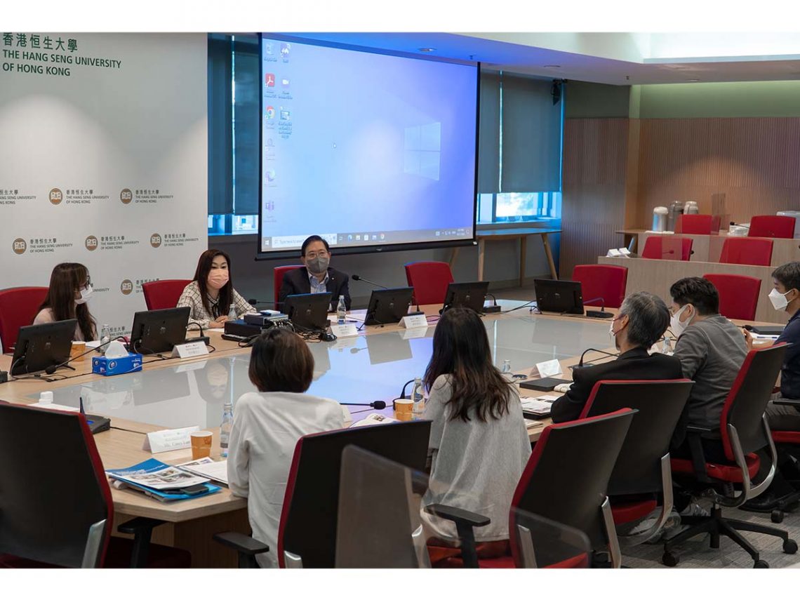 Professor Scarlet Tso (middle) and Professor Ronald Chiu (1st from right), Dean and Associate Dean respectively of SCOM, introduce SCOM’s unique features to the guests.