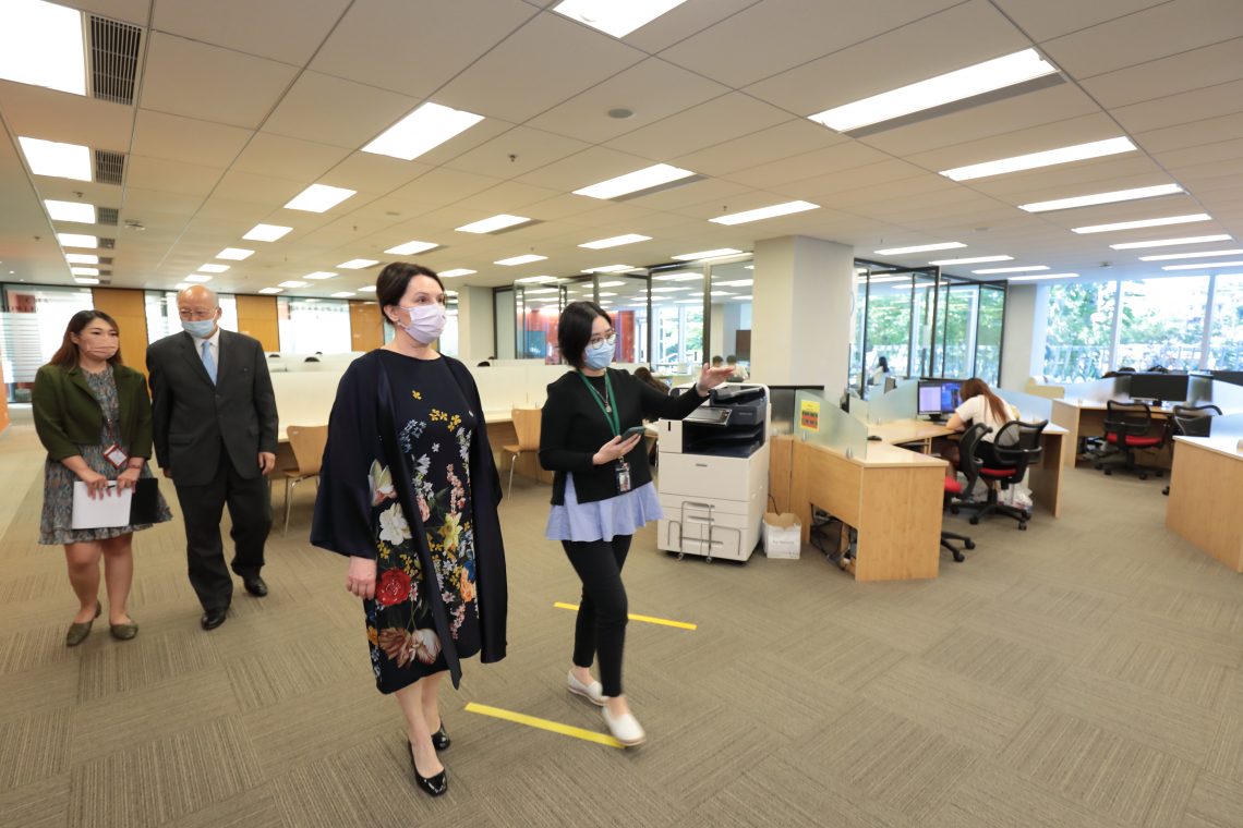 Ms Suhadolnik and Mr Bernard Lau visit the HSUHK campus.