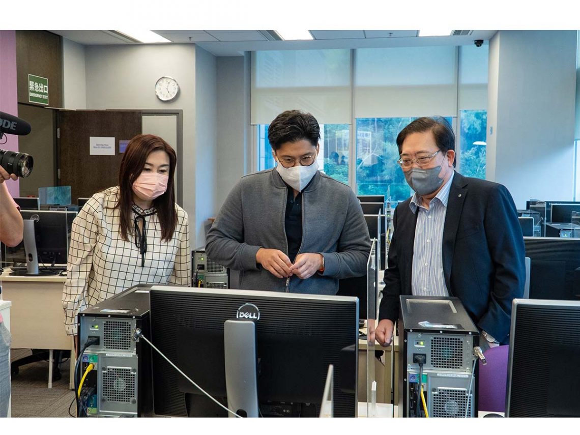 The Hon. Mr Kenneth Fok admires the works of the students while visiting the Multimedia Training Centre of SCOM.