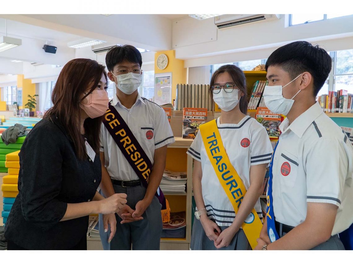 Students actively interacting with Dean Tso.