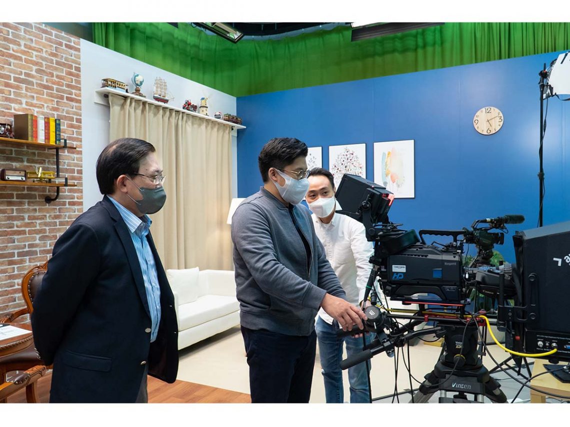 The Hon. Mr. Kenneth Fok visits the Cinema and TV Production Centre of SCOM.