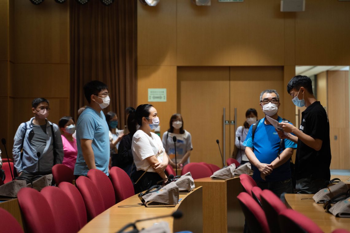 Student Ambassadors introduce the facilities of S H Ho Academic Building.