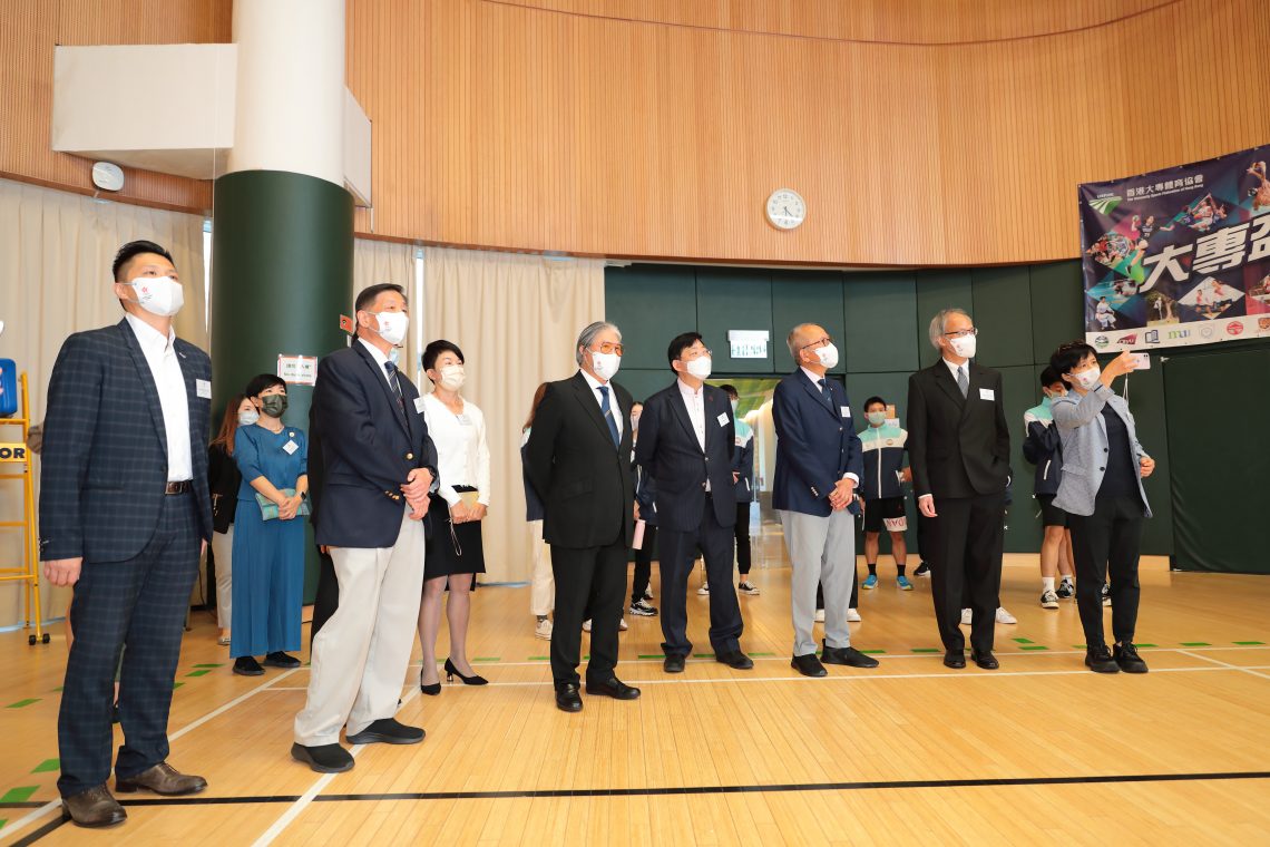 Mr. Timothy FOK, President of the SF&OC, and other SF&OC members visited Lee Shau Kee Complex under HSUHK sports teams’ warm welcome.