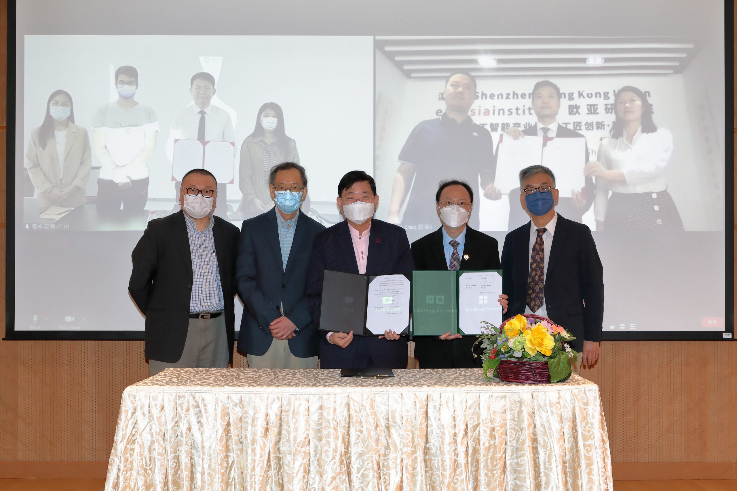Photo 1: President Ho signs an agreement with Professor Benjamin Chiao, Academic Committee Chairman of AIIA, and Mr Tian Kun, Executive Director, AI & Shen Group’s GBA-MAH Industry Park of AI & Shen Group.