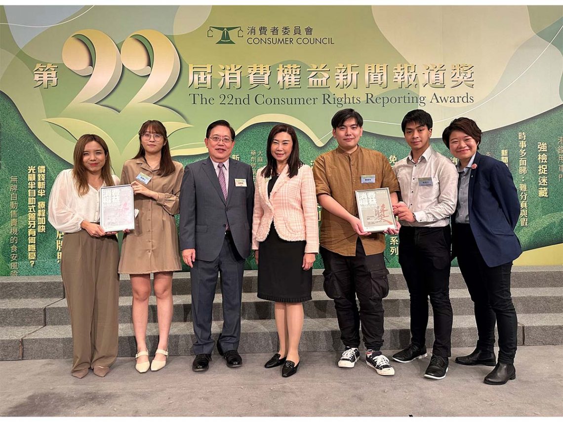 Group Photo of Professor Scarlet Tso, Dean of SCOM, Professor Ronald Chiu, Assoiate Dean of SCOM and the award-winning students.