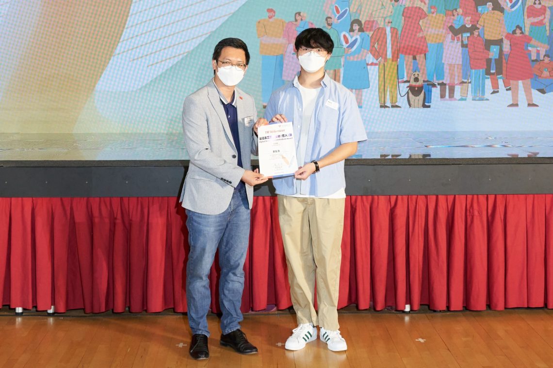 Martin Yip (right), president of the University YMCA (HSUHK), is awarded the “YM Volunteer Highest Service Score (Individual) Award” and “YM Volunteer Years Service Award” , presented by Mr Ho Kai-ming, Under Secretary for Labour and Welfare.