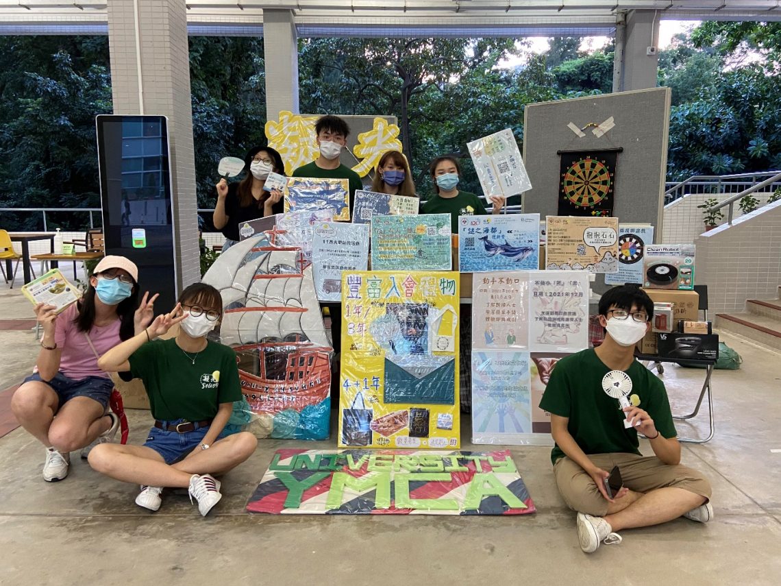 Martin (second from left, back row) and the executive committee members of the University YMCA (HSUHK) hold a promotion booth in New Student Orientation Week.