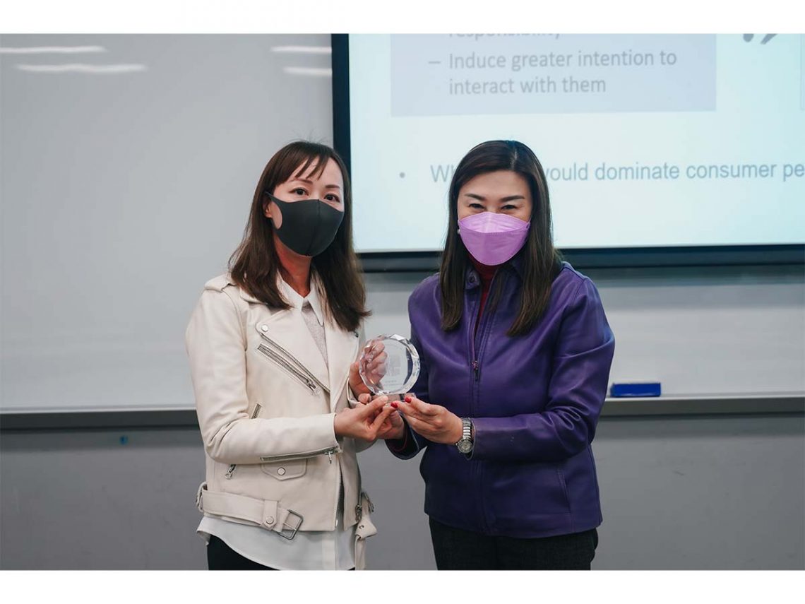 Professor Scarlet Tso (right), Dean of the School of Communication, presents a token of appreciation to Professor Lisa Wan.