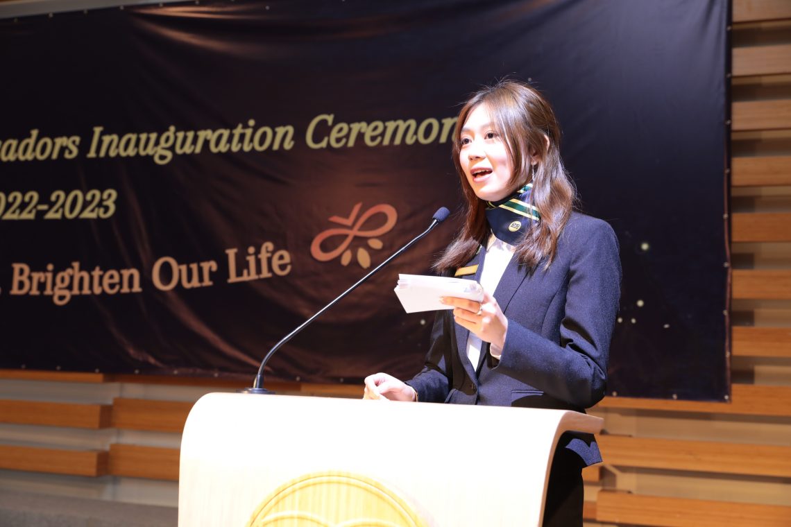 Ms Yuki Liu, Senior Ambassador, shared her experience. “I have been fascinated by this program and kept track of SA activities through social media long before I joined this university, and it was my aspiration to join this big family, to have a taste of this life!” On top of the fine tradition, to learn and to serve, this year, they will strive to achieve the additional goal, which is ‘Be Your Light, Brighten Our Life’, with a strong sense of belonging to HSUHK, and to ensure more people better understand HSUHK.