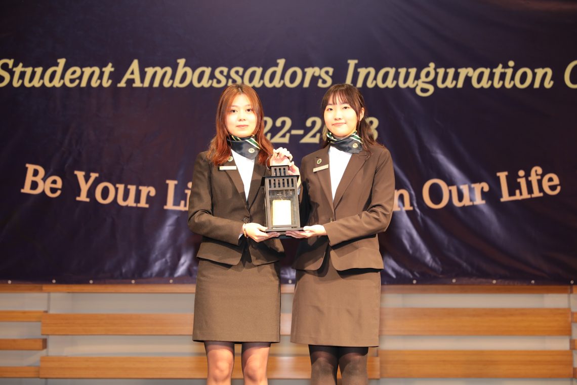 The handing over ceremony – Ms Hebie Leung (right), the representative of the new Student Ambassadors, received the lantern, symbolising ‘passing on’, from her predecessor Ms Yuki Liu (left).
