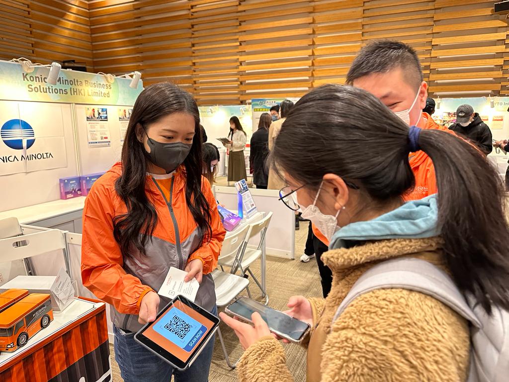 Photo 1 to 4: Students learn about the latest job information from company representatives at the Fair.