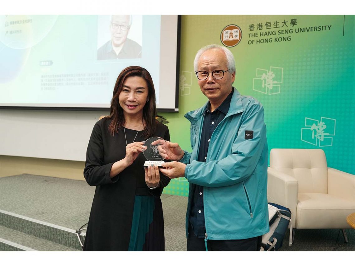 Professor Scarlet Tso, Dean of School of Communication, presents a souvenir to Mr Yeung Wing Cheung.