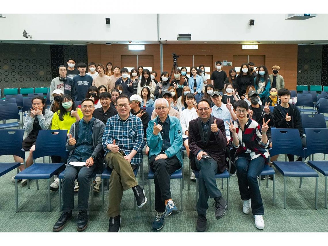 A group photo with Mr Yeung Wing Cheung, teachers and students from the School of Communication.