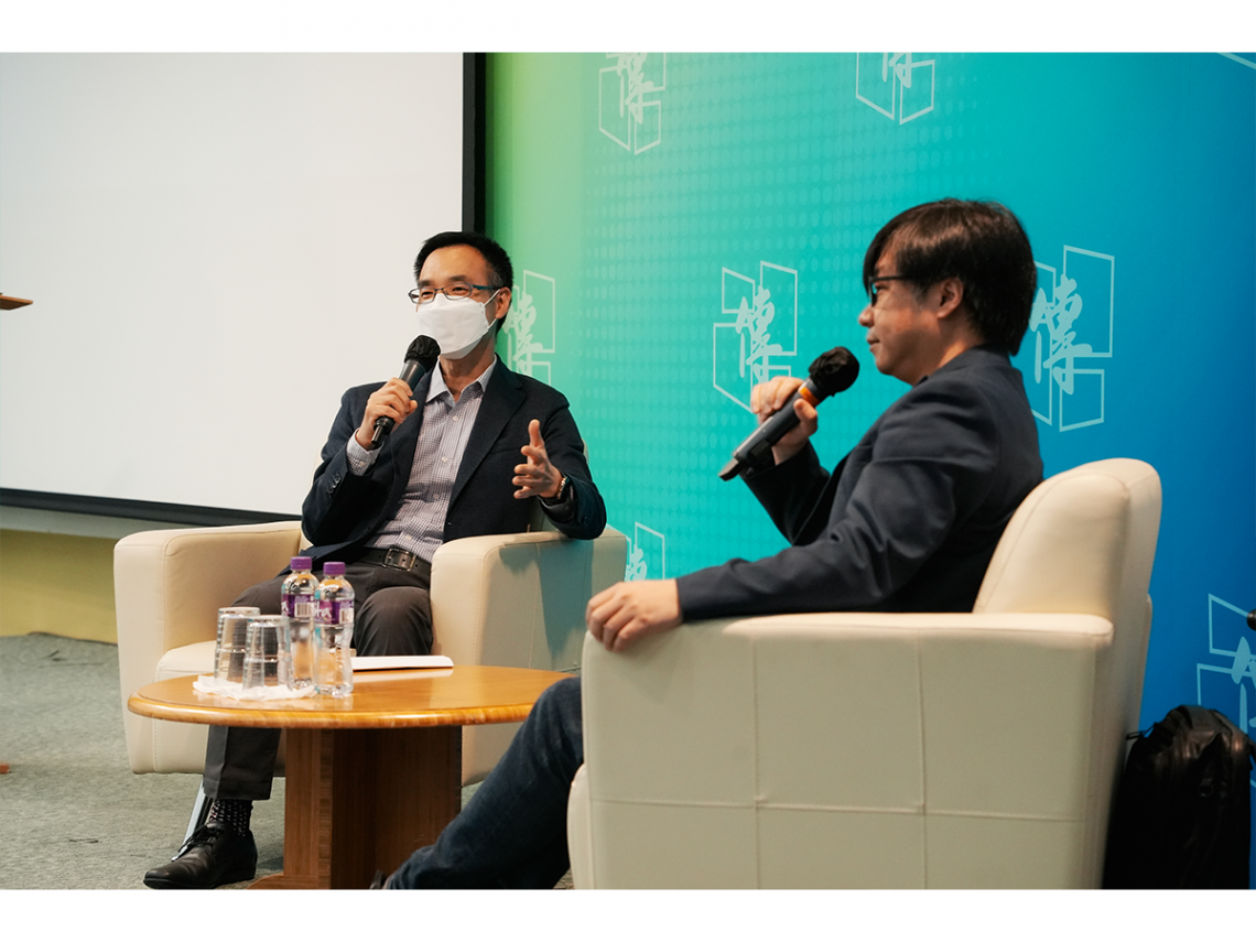 Dr Keith Cheung, the moderator of the talk, has a chit-chat session with Mr Pang.