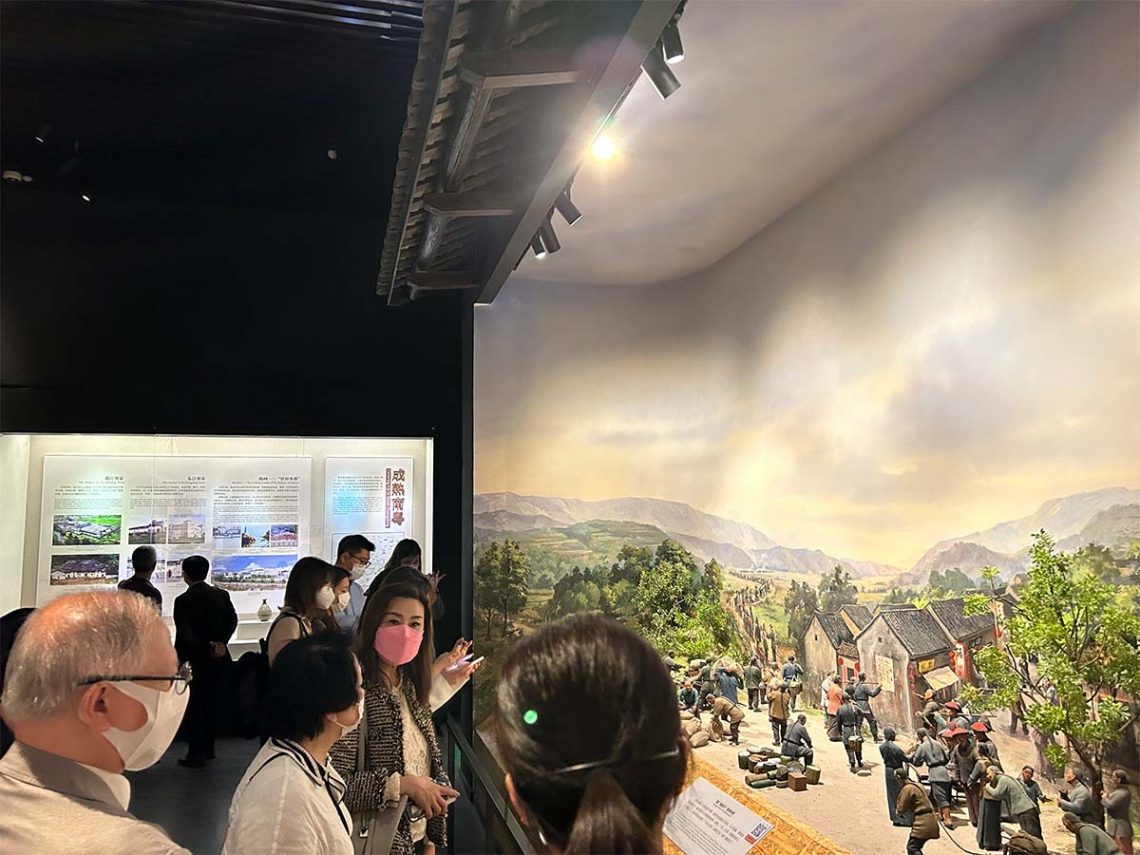 The delegation visits Hakka Museum of China.