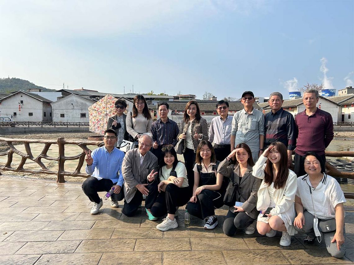 The delegation visits the Qunfeng Village.