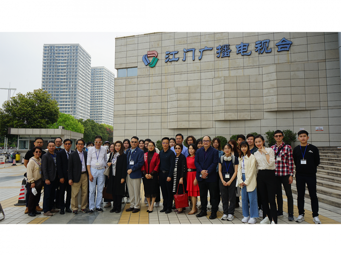 Group photo at Jiangmen Radio and Television Station