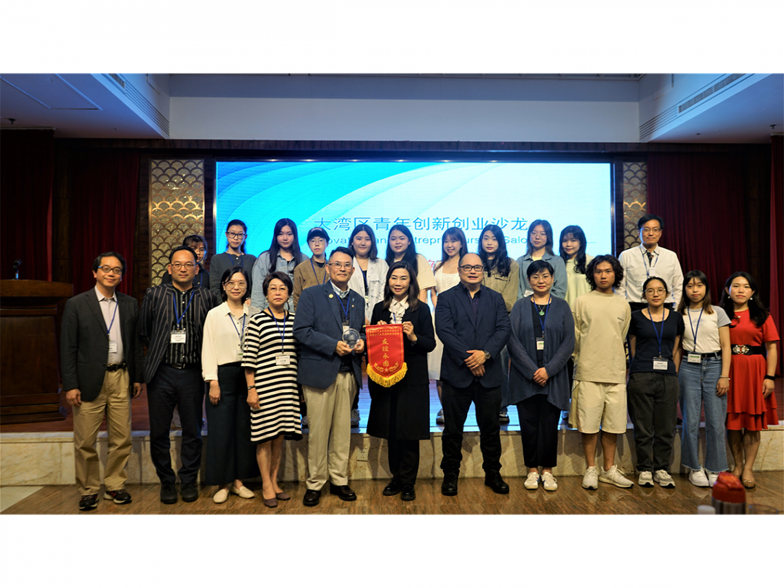 Group photo of the members of the Hong Kong Jiangmen Wuyi Federation with teachers and students from SCOM