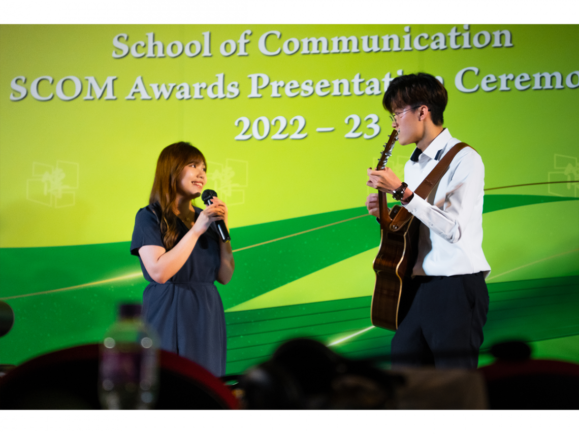 Ms Shek Hoi-yee and Mr Lai Chun-ngai, BA-CMCT Year 3 students, sing “Living in the Moment”.