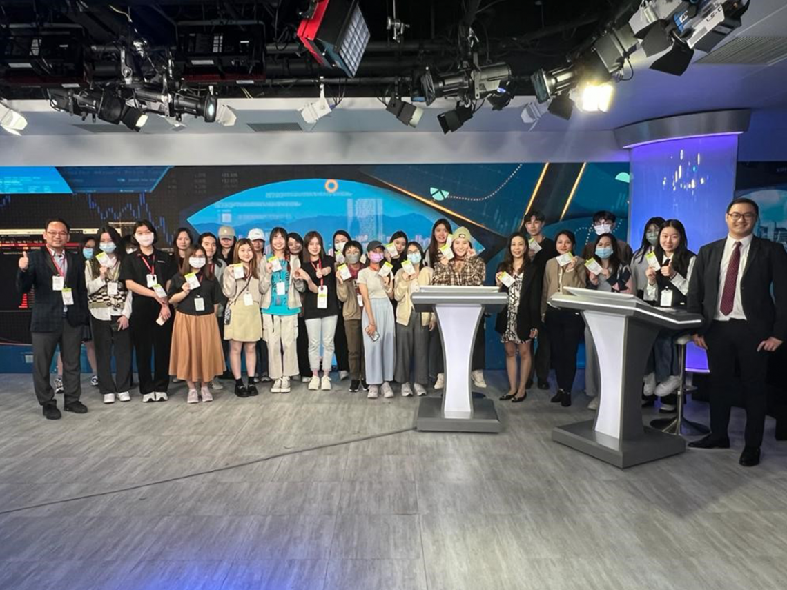 Teachers and students from the School of Communication of HSUHK visit Bloomberg Hong Kong’s TV Production studio.