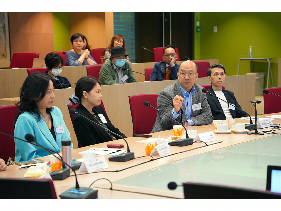 香港賽馬會公司事務執行總監譚志源先生發言。