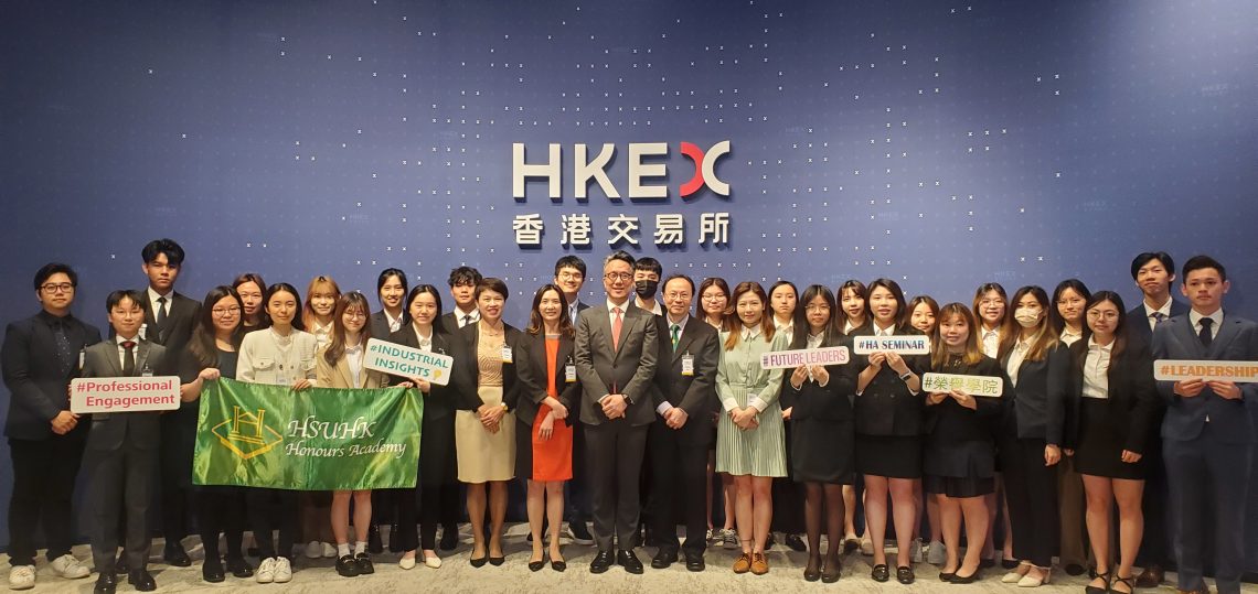 Mr Wilfred Yiu and HA students at HKEX.