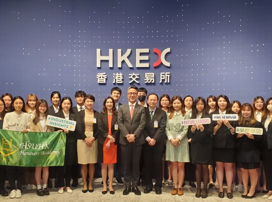 Mr Wilfred Yiu and HA students at HKEX.