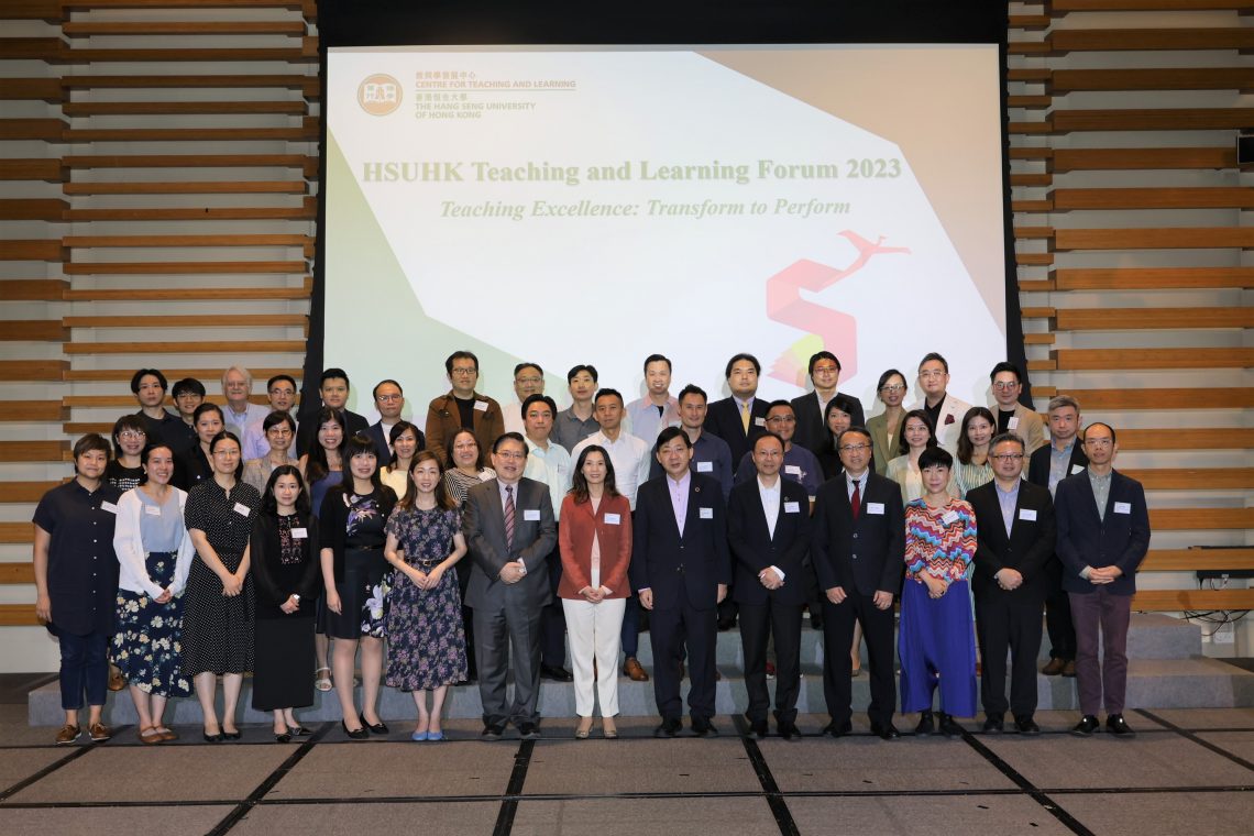 The recipients of Teaching Excellence Awards, guest speakers and the HSUHK staff members pose for a group photo.