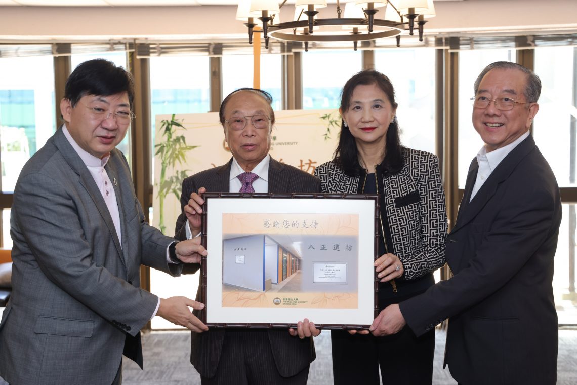 Governor Mr Martin Tam (right), President Simon Ho (left) presented a souvenir to Mr and Mrs Ho Tak Sum.
