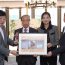 Governor Mr Martin Tam (right), President Simon Ho (left) presented a souvenir to Mr and Mrs Ho Tak Sum.