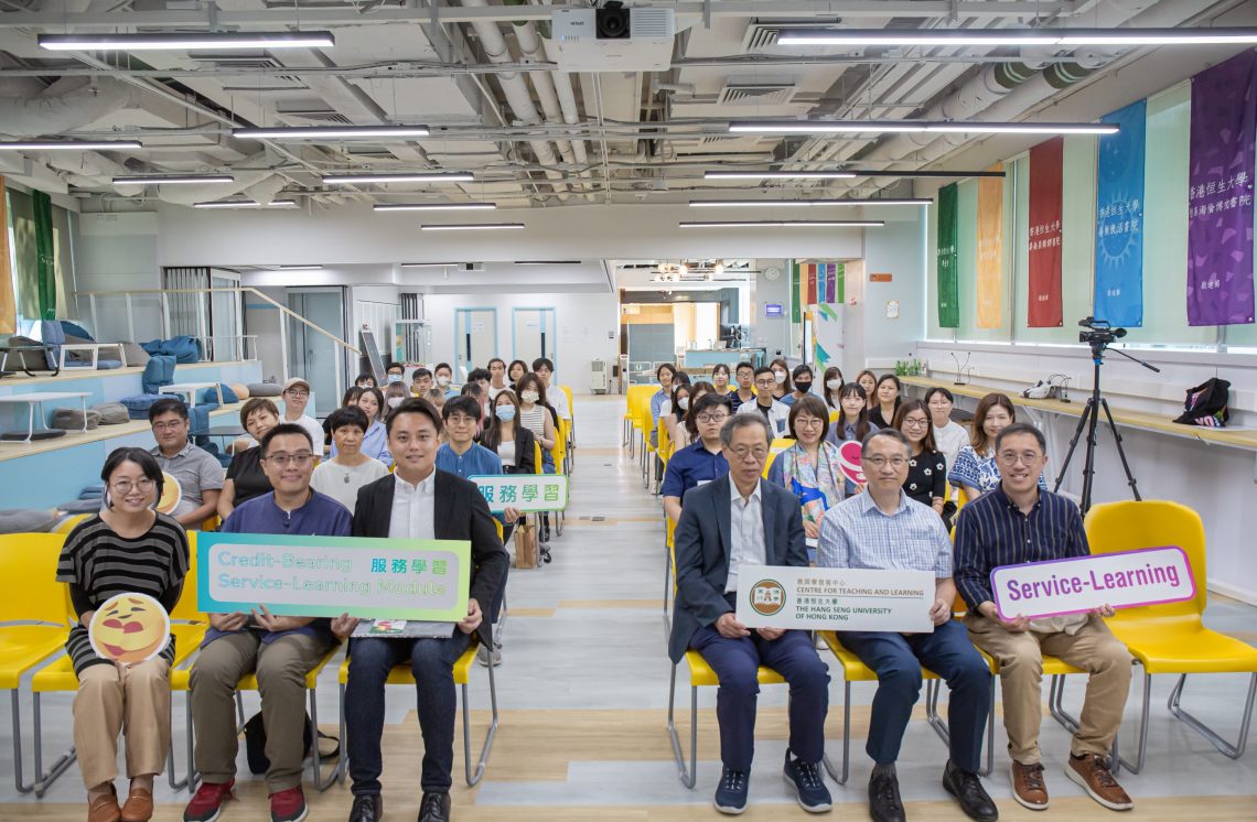 Award-winning students, guests and HSUHK representatives pose for a group photo.