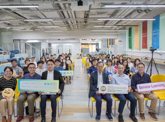 Award-winning students, guests and HSUHK representatives pose for a group photo.