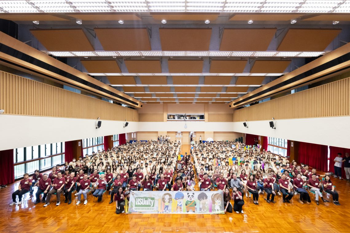 Everyone gathers happily for New Student Welcome Day