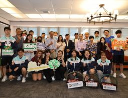 恒生大學管理層走訪校園不同地方，向學生派發健康小禮品。