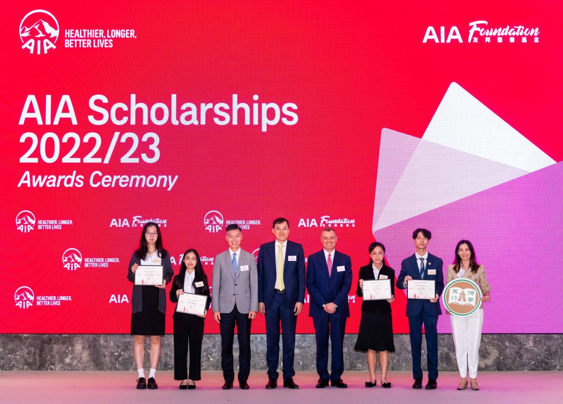 Professor Jeanne Fu, HSUHK Acting Vice-President (Learning and Student Experience) (1st from right); Mr Jacky Chan, AIA Regional Chief Executive and Group Chief Distribution Omcer; Co-chairman, AIA Scholarships Committee (4th from left); Mr Stuart Spencer, AIA Group Chief Marketing Officer, Co-chairman, AIA Scholarships Committee (4th from right); Mr Alger Fung, Chief Executive Officer, AIA Hong Kong & Macau, Director of AIA Foundation (3rd from left); and AIA Scholars Yuen Lok-yan and Fung Wing-ki (1st and 2nd from left), Mak Lik-wai and Lee Ka-wing (2nd and 3rd from right)