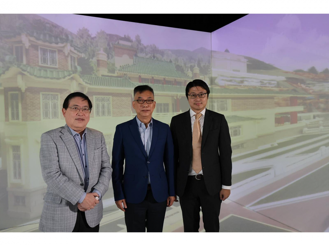 Professor CHIU Ying Chun, Ronald, Associate Dean and Professor of (Enterprise and Business Engagement) of School of Communication of HSUHK (left), Professor HUI Cheuk Kuen, Desmond, Head of Department of Art and Design of HSUHK (middle) and Dr Wong Yin- cheung, Eugene, Director of Virtual Reality Centre of HSUHK (right) showcase the utilisation of the metaverse platform for problem-based collaborative learning in the fields of logistics, heritage and journalism.