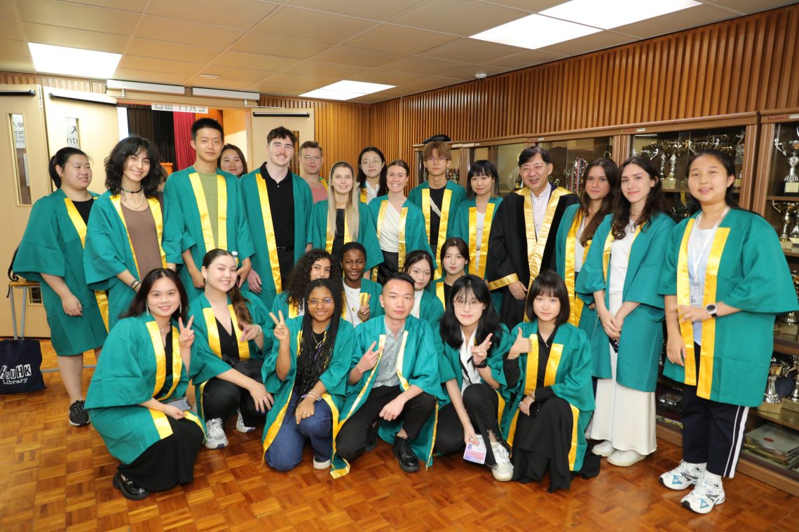 Professor Ho takes photos with the new students.