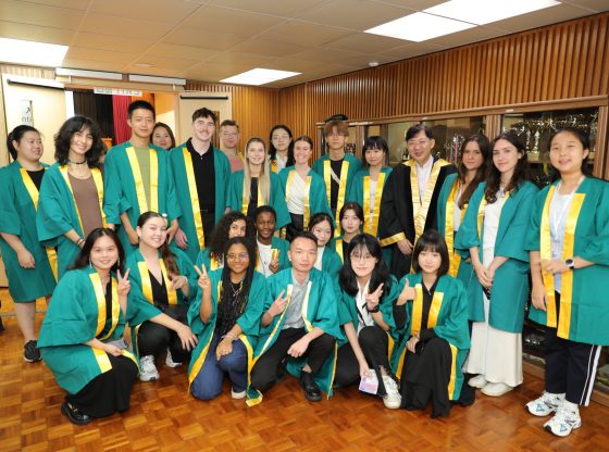 Professor Ho takes photos with the new students.