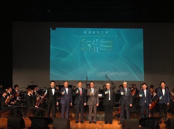 Officiated at the Concert’s opening ceremony were Mr Kevin Yeung Yun Hung (fourth from left), Secretary for Culture, Sports and Tourism; Dr Moses Cheng (fourth from right), Council Chairman; President Simon S M Ho (second from right); Dr Patrick Poon (third from left) and Dr Francis Yuen (third from right), Co-Chairmen of the Concert Organising Committee; Mr Thomas Liang (second from left), Chief Executive of Wei Lun Foundation Limited, the principal supporter of the Concert; Dr Warren Mok (first from right), world-renowned tenor; and Mr Ronald Kwok (first from left), Chairman of Opera Hong Kong.