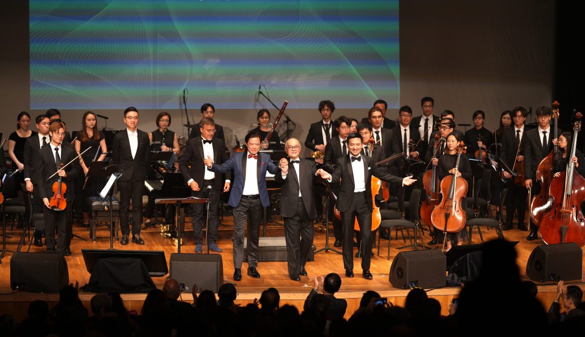 （左至右）莫華倫博士、鄭慕智博士及郭永聰先生獻唱多首經典歌劇樂曲。