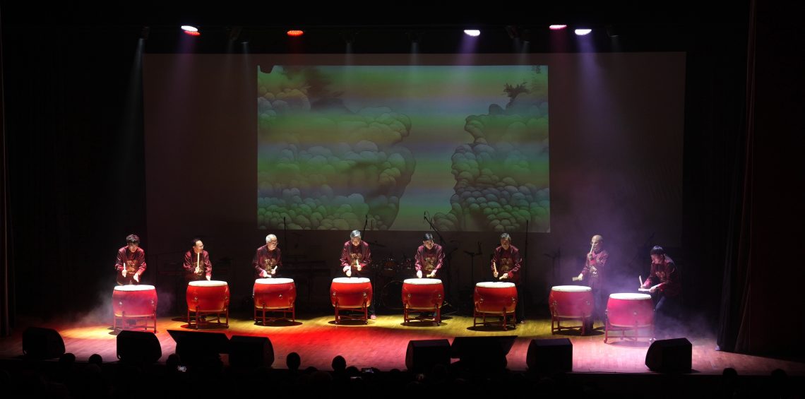 President Simon Ho (fourth from right); Dr Patrick Poon (third from left); Dr Francis Yuen (fourth from left); Professor Roy Chung (third from left); Dr Jacky Cheung (second from right); Dr Tom Fong (second from left), student (first from left) and staff representative (first from right) passionately performed a Chinese drum show that brought audiences to their feet as they cheered and applauded the performance.