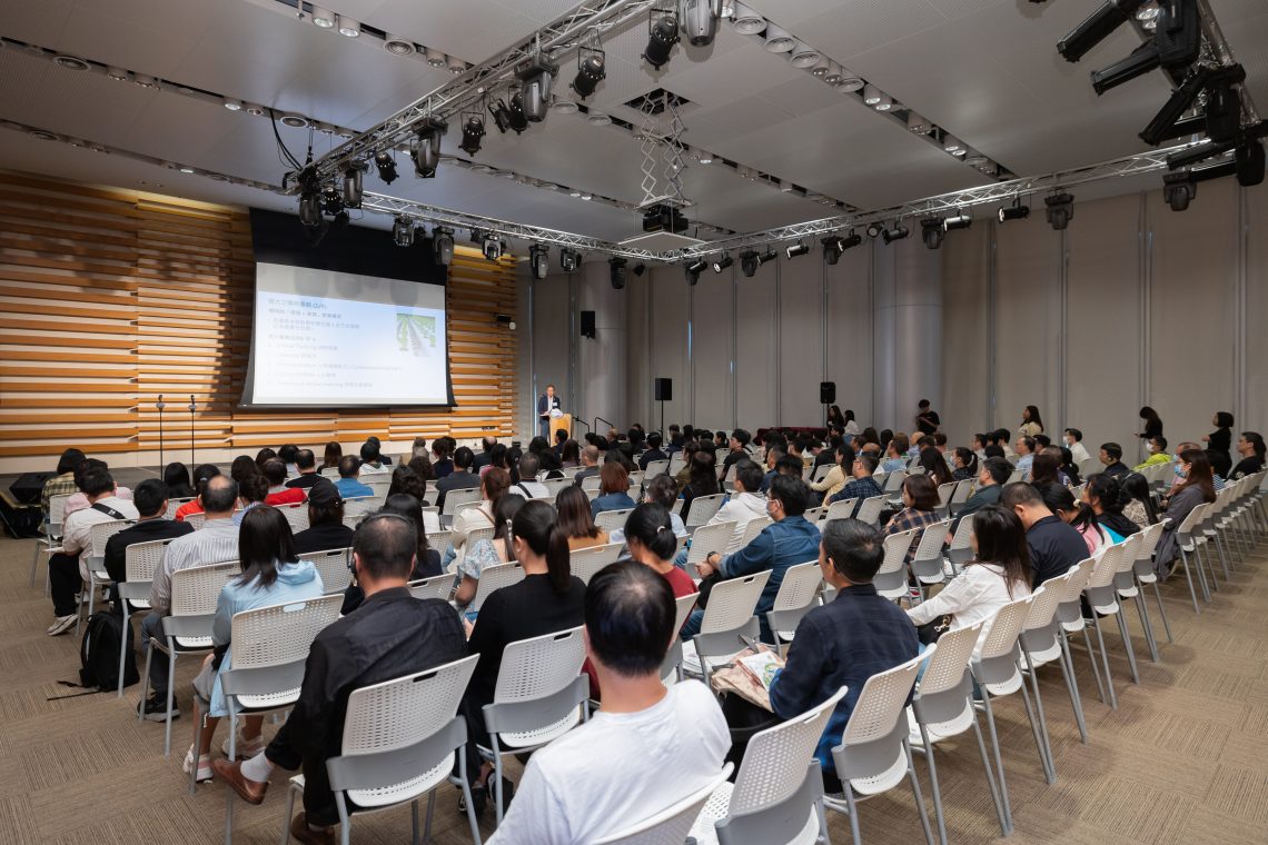 Many parents participate in the President’s Reception for Parents held by HSUHK.