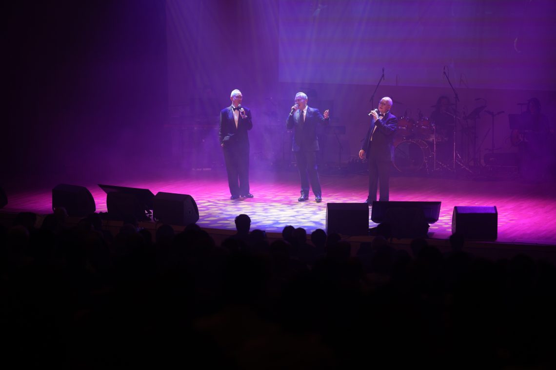 「4Cs組合」成員鄭慕智博士（右）、鄭維新先生（中）與周永健博士（左）獻唱多首經典金曲。